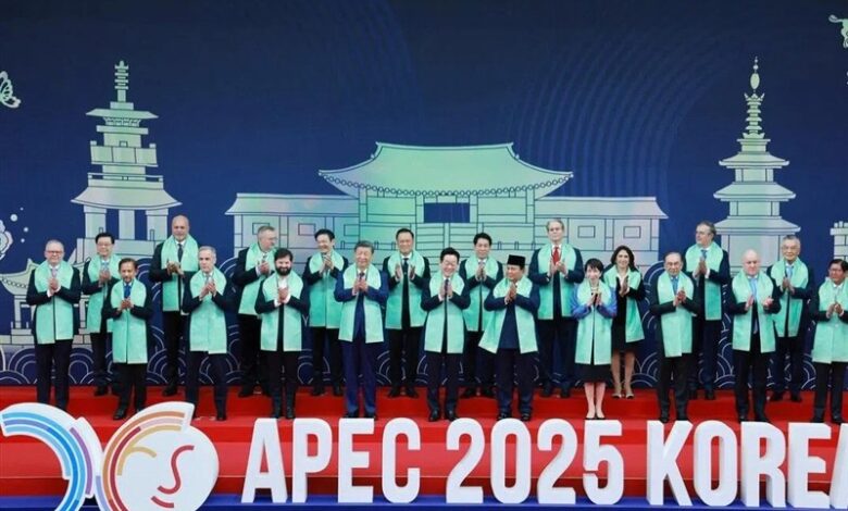 (APEC)-এর ৩২তম অনানুষ্ঠানিক শীর্ষ সম্মেলন শেষ: তিনটি সহযোগিতা চুক্তি ও এক যৌথ বিবৃতি স্বাক্ষরিত